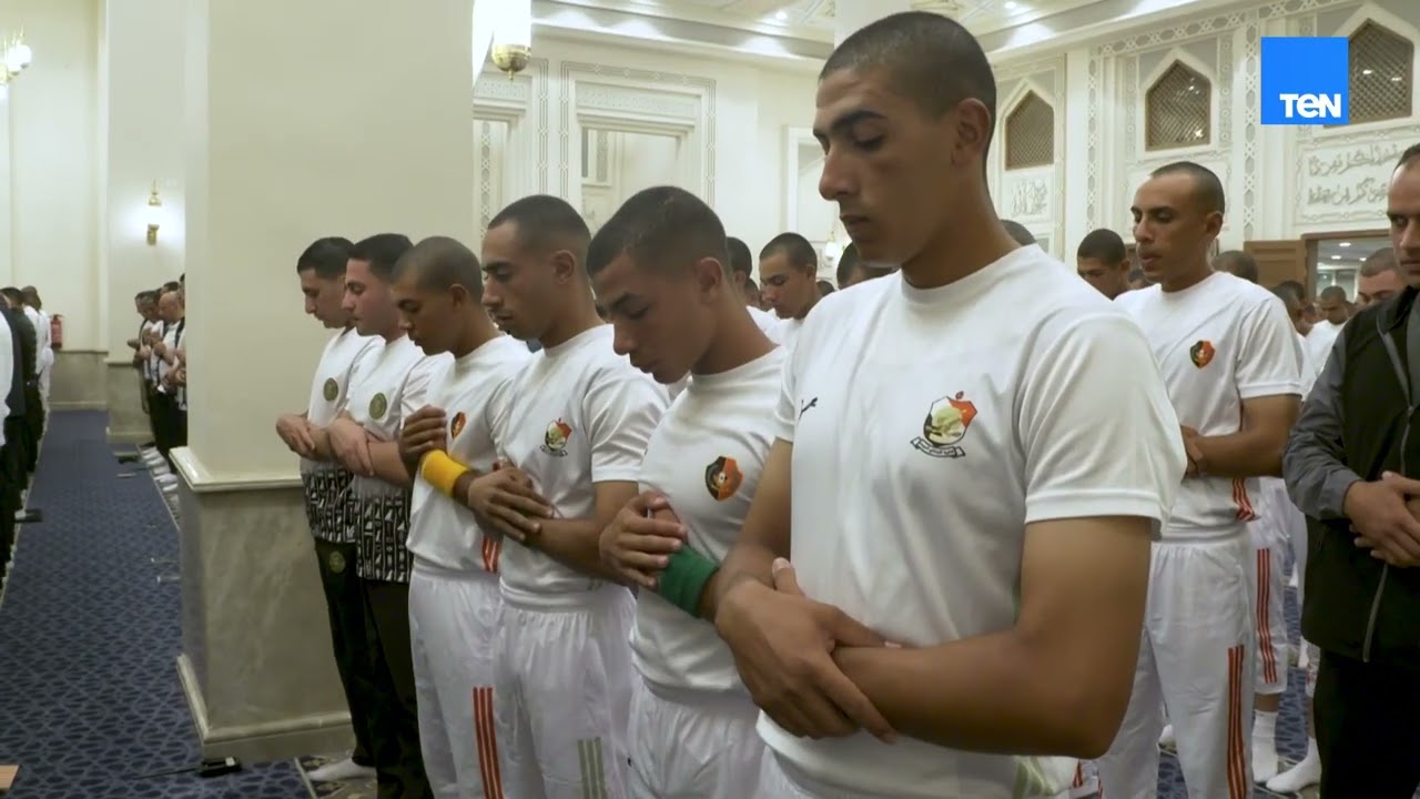 قائد ومن خلفه جنوده.. الرئيس السيسي يؤدي صلاة الفجر مع طلبة الأكاديمية العسكرية المصرية