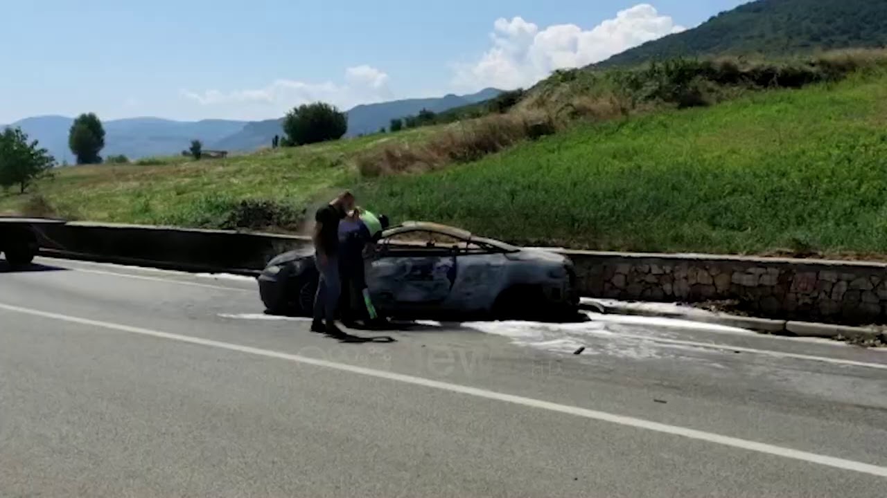 Pogradec: Shkrumbohet nga flakët automjeti tip ‘Peugeout’, shpëton mrekullisht drejtuesi