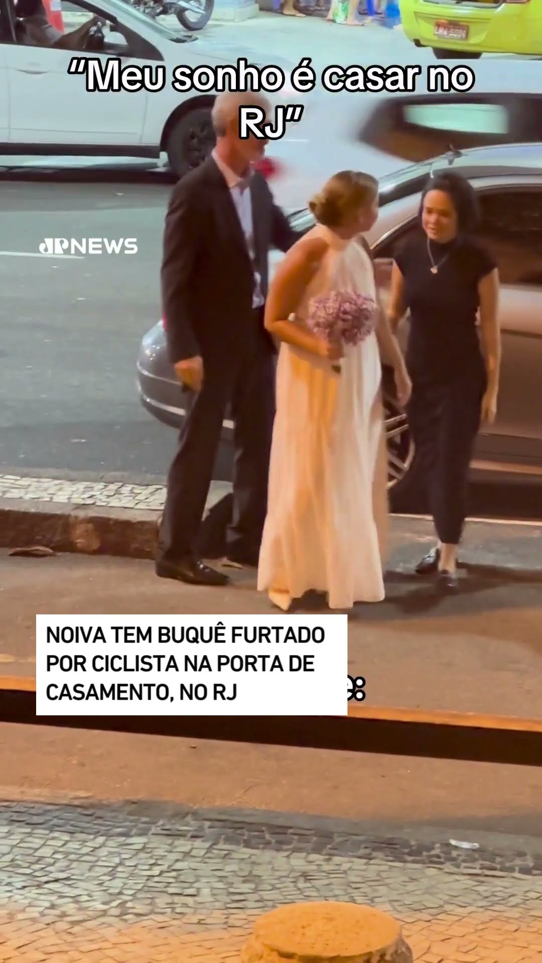 Noiva tem buquê furtado por ciclista na porta de casamento, no RJ