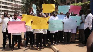 ABASAWO E UGANDA BEKALAKAASIZA-MEDICAL INTERNS DEMONSTRATES .