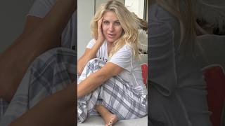 Ελένη Μενεγάκη: Σαν αγουροξυπνημένη, με τις πιτζάμες της στο σπίτι της στα Μελίσσια | #elenimenegaki