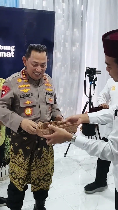 UAS Pasangkan Songket dan Berikan Keris kepada Kapolri #uas #ustadzabdulsomad #kapolri