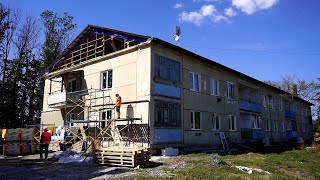 У селі Нова Гусарівка відновлюють будинок, пошкоджений від російських обстрілів