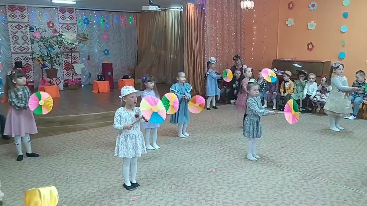 Танцювальна композиція з парасольками на пісню Н. Май РУСІ КОСИ