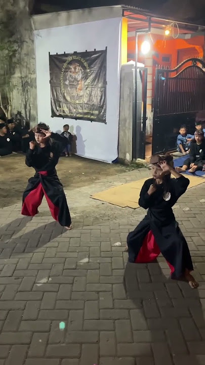 Duo srikandi HJ,Ning Aina & Ning Aira#harimaujantansananmalang#pencaksilatmalang#kesenianjawatimuran
