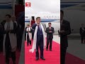 习近平率中央代表团抵达拉萨出席西藏自治区成立60周年庆祝活动。