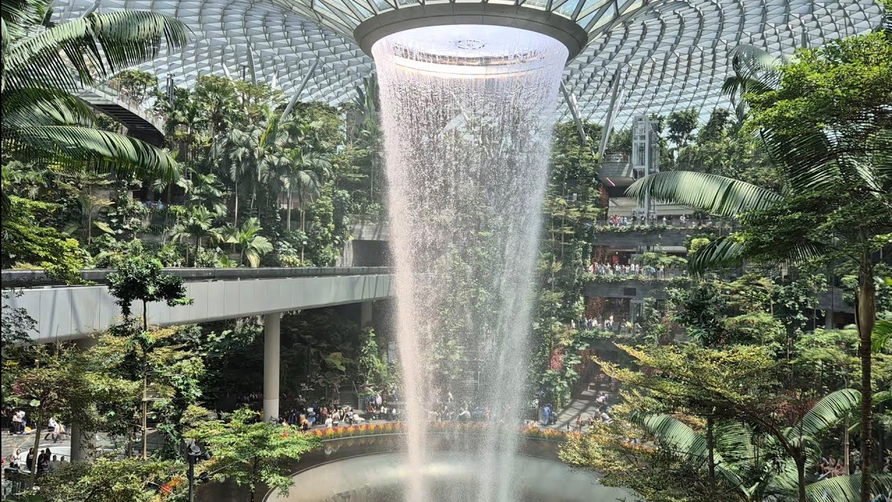 Аэропорт Сингапур Чанги: Водопад и Сад Бабочек. 10.02.2026. Singapore Changi Airport Waterfall. 