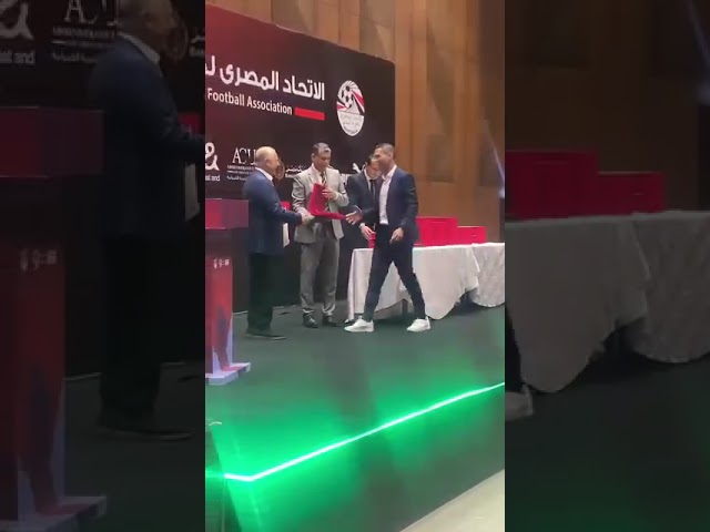 تكريم الحكم محمود وفا من هاني أبو ريدة ومنحه شارة فيفا الدولية بحضور أوسكار رويز رئيس لجنة الحكام.