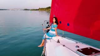 Romantic yacht tour