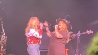 Elle King with surprise guest Miranda Lambert at Ryman Auditorium Nashville 2/28/22 Drunk