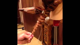 リボン付きダウンスタイルのヘアアレンジ