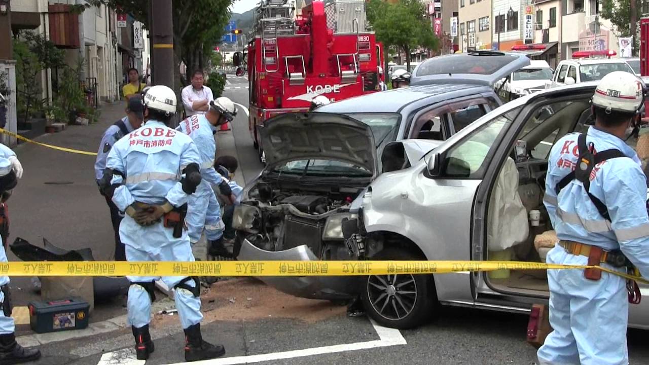 【軽自動車同士の衝突】大破/警察、救急車が続々集結 救出劇/道路封鎖にまで発展 YouTube 【軽自動車同士の衝突】大破/警察、救急車が続々集結 救出劇/道路封鎖にまで発展 YouTube