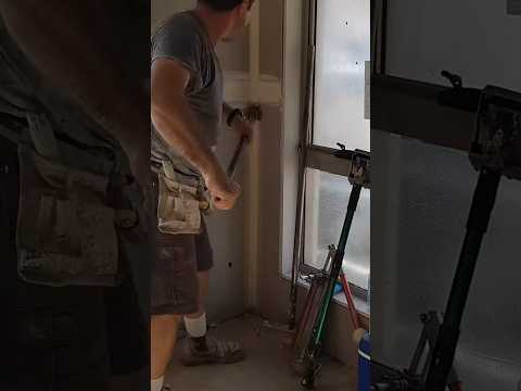 Glazing a corner on a drywall plastering job