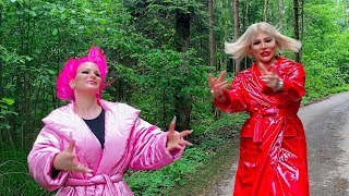 2 bekloppte Barbies spazieren auf Sicherheitsabstand im Wald (RaffasPlasticLife am randalieren)