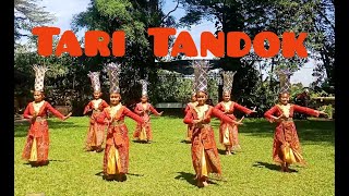 Tiba-tiba ada yang jatuh saat Tari Tandok