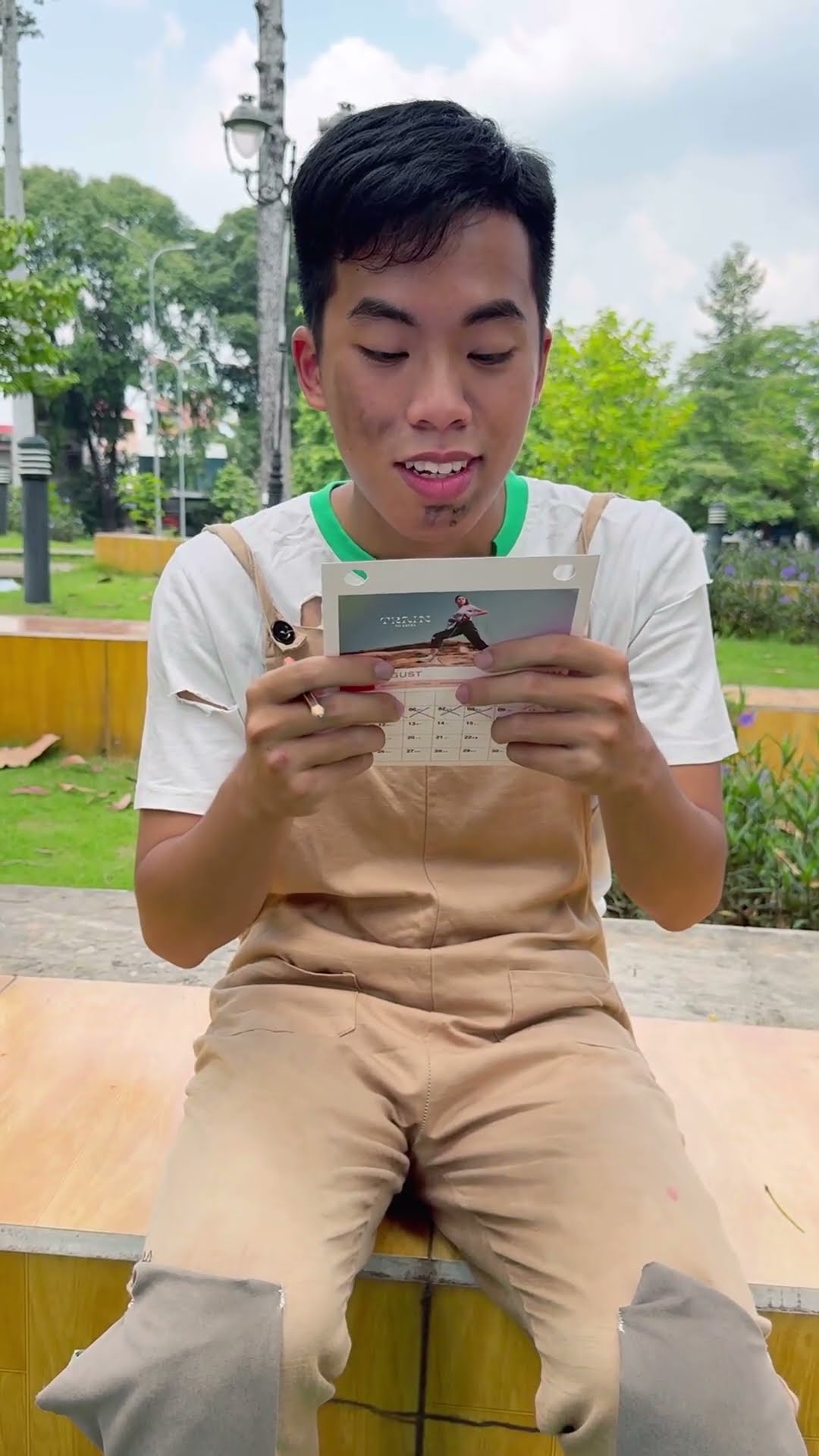 LNS - Người mẹ rỗng túi và chiếc bánh kem nhặt ở công viên || Empty mother and cake #shorts