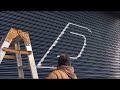 【手書き看板】グネグネのシャッター２枚にロゴマークを書く【レタリング】[Handwritten sign] Write a logo mark on two swaying shutters