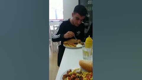 Keshtu eshte kur e ke mendjen ne telefon edhe kur je duke ngrene !!