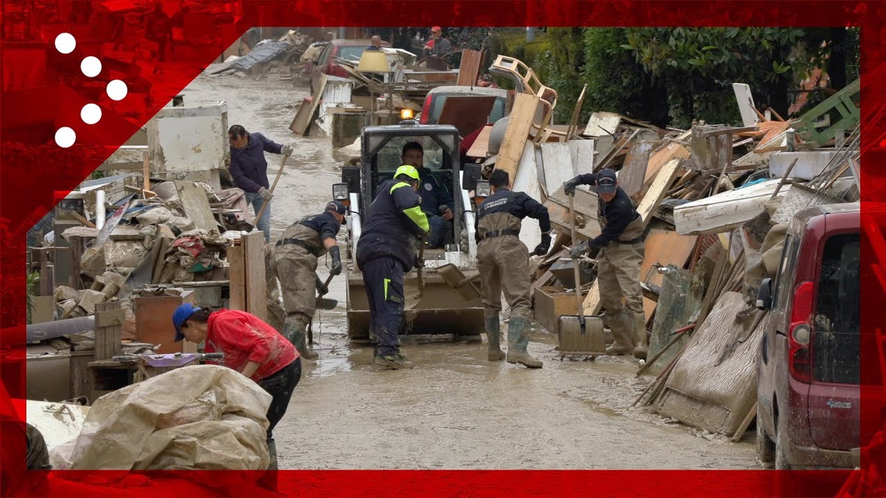 Alluvione Faenza, persone al lavoro per sgomberare case da mobili e altri oggetti rovinati dal fango
