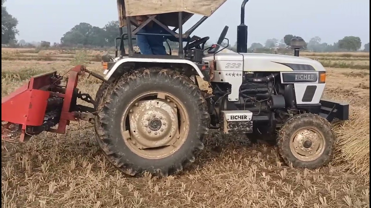 ट्रेक्टर से धान की कटाई 