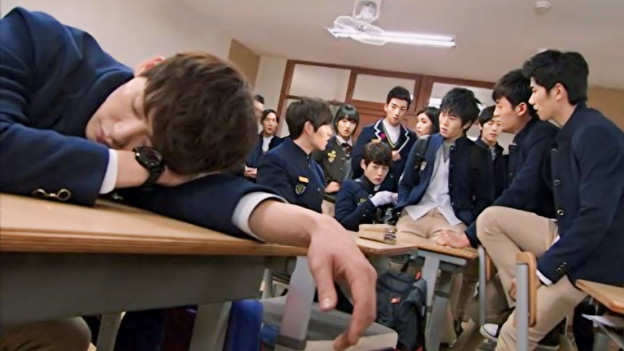 طالب بيروح مدرسه جديده وبيمثل انه فاشل علشان يصدمهم لما يطلع الاول عليهم وكل البنات تحبه ملخص مسلسل