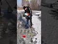 氷の下から原油を発見！？😱 #ショート動画