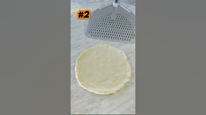 🍕 COME TRASPORTI LA PIZZA SULLA PALA? Guarda il video e scopri i metodi piú utilizzati! #shorts