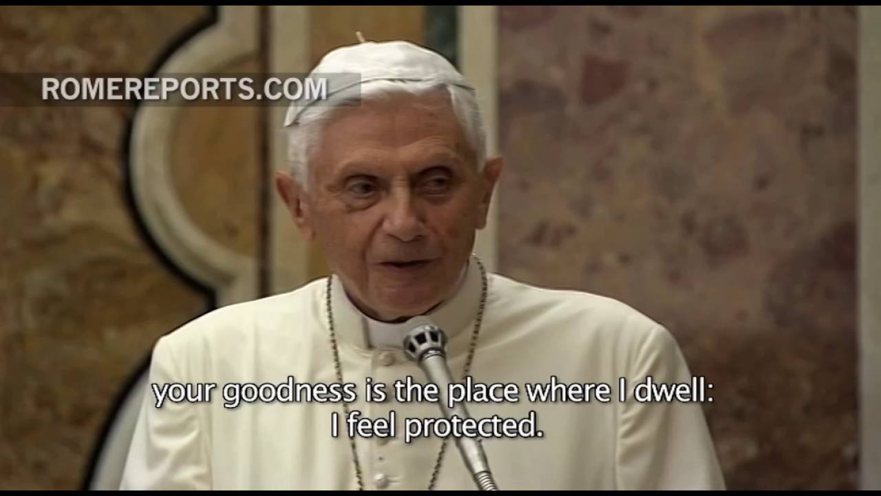 Бенедикт XVI обращается с речью к Папе Франциску