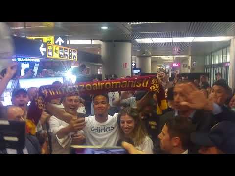 Justin Kluivert è sbarcato a Fiumicino. Tifosi della Roma in delirio per il nuovo acquisto