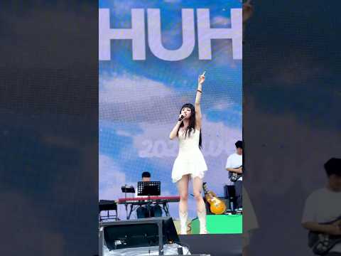 #HUHYUNJIN, the giant baby rockstar🤘🎸@ 2023 WEVERSE CON FESTIVAL #LE_SSERAFIM #르세라핌 #허윤진 #shorts