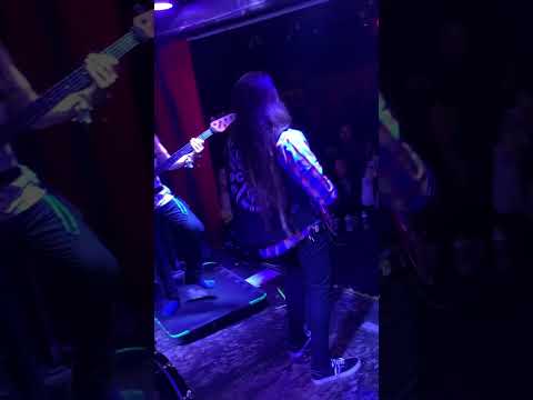 Iya Terra rockin