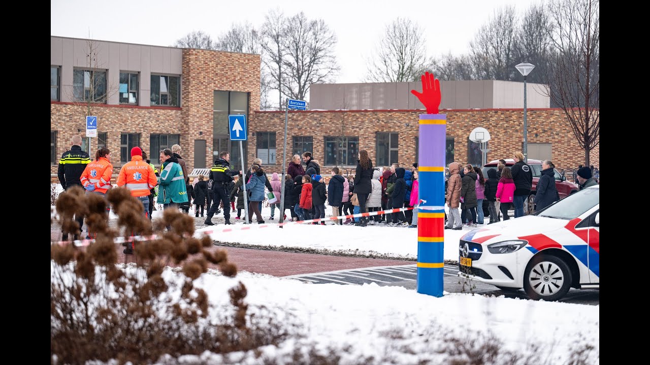 Basisschool in OBS De Achtbaan in Hoogezand ontruimd na bommelding; kinderen staan uur in de kou