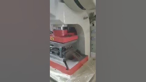 Flat electric uncoiler and high speed roller feeder for metal button stamping