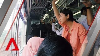 Perjalanan pulang pergi kerja selama 2,5 jam menggunakan transportasi umum Jakarta biasanya sudah termasuk dalam perkiraan.
