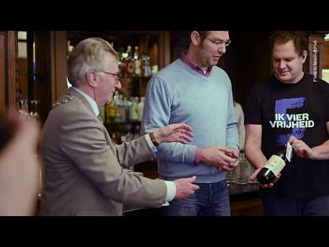 Presentatie bier en koekjes 75 jaar bevrijding Wageningen