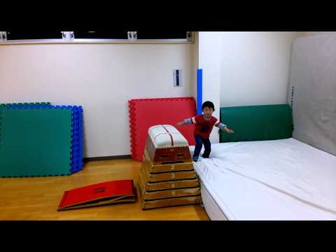 3歳の体操競技練習  跳び箱