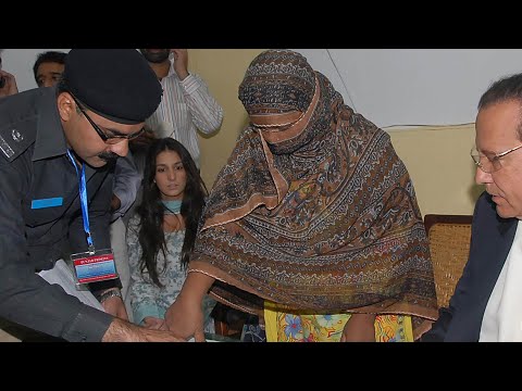 المسيحية آسيا بيبي التي برأتها المحكمة من تهمة التجديف غادرت باكستان