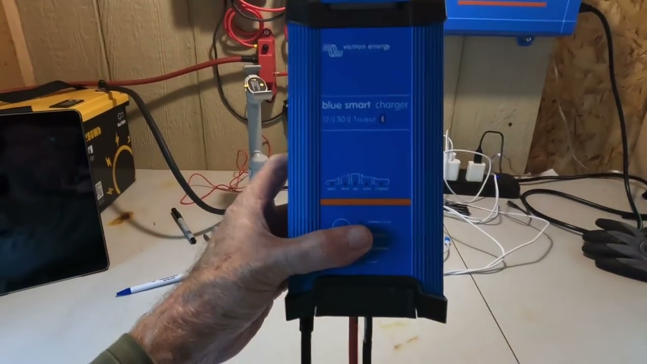 CHARGEUR DE BATTERIE BLUE POWER IP22 12V/20A (1) VICTRON ENERGY