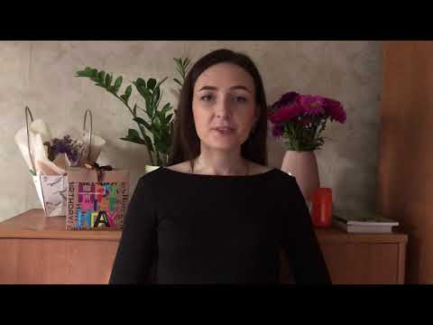 Девочке три, она едет у папы на шее..