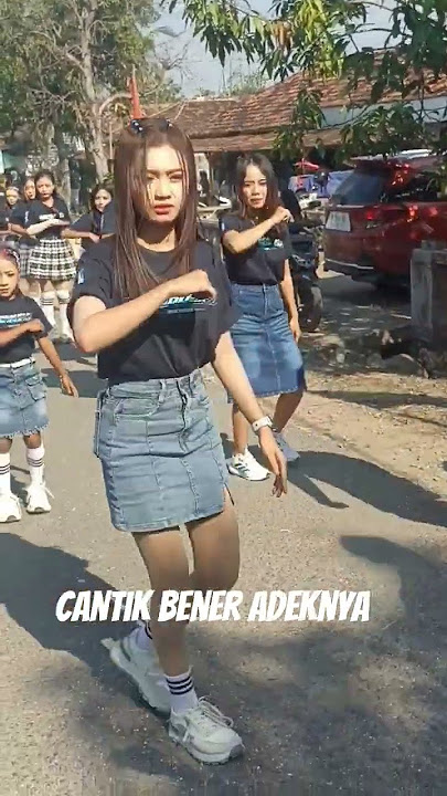 Her little sister is really beautiful #dancer #carnivaldancer #goyangambyar #goyang #viralvideo