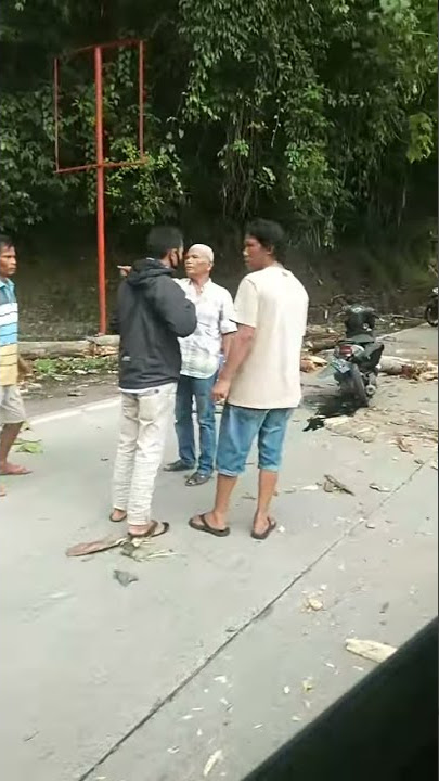 kecelakaan tertimpa kayu yg jatuh di sitinjau lawik