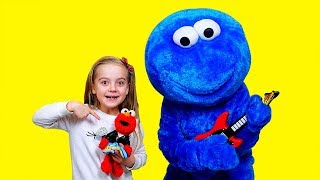 Girl play with Cookie man and Elmo Toy