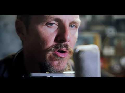 在 YouTube 上观看 Charlie Mars - "Country Home" (Live from Taylor, MS)