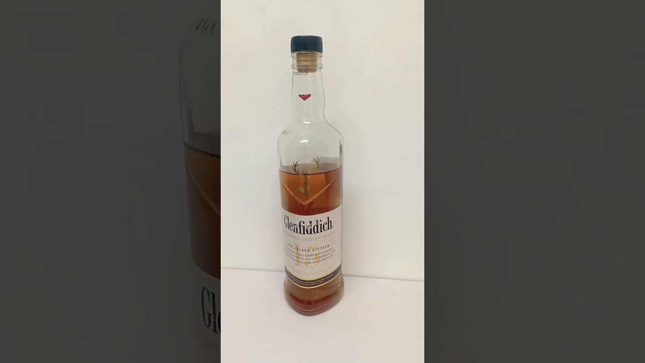 Glenfiddich 15 complex aroma. Sweet heather honey and vanilla fudge combined with rich dark fruits.