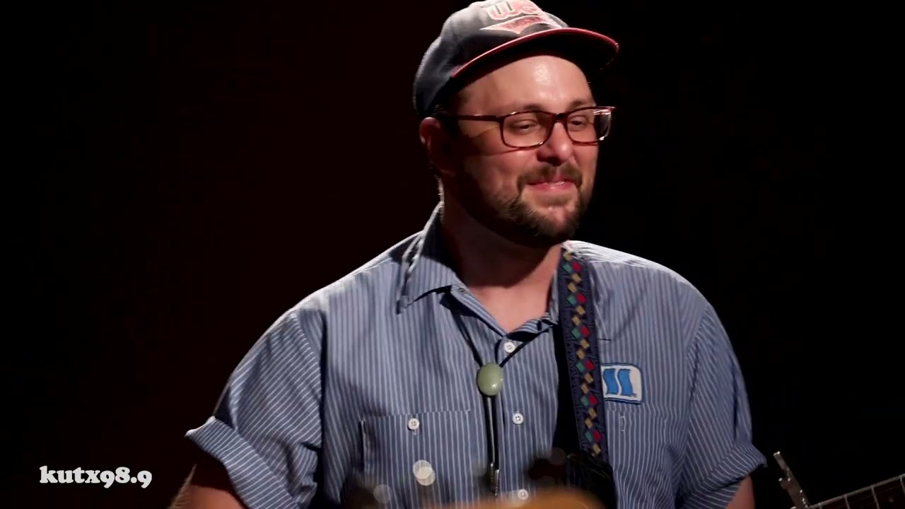 Guarda Good Looks - “Can You See Me Tonight?”/“Vaughn”/“If It’s Gone” (live in KUTX Studio 1A) su YouTube Guarda Good Looks - “Can You See Me Tonight?”/“Vaughn”/“If It’s Gone” (live in KUTX Studio 1A) su YouTube