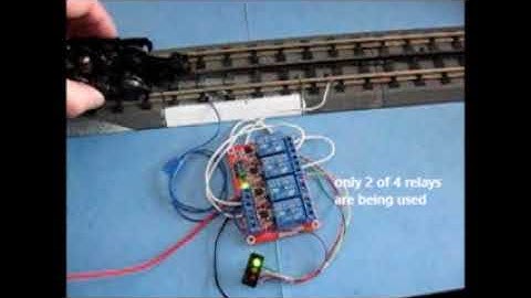 2 spdt relays perform 3 aspect insulated rail signaling for O gauge model trains
