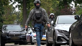 Download Lagu Aankomst Arrestatieteam Dienst Speciale Interventies en inval na steekincident met zwaar gewonde! MP3 Download Lagu Aankomst Arrestatieteam Dienst Speciale Interventies en inval na steekincident met zwaar gewonde! MP3