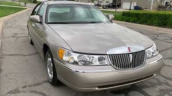 Research 2001
                  Lincoln Town Car pictures, prices and reviews