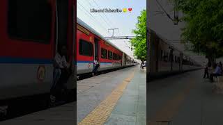 Rail Fan Ho To Yeh Video Zarur Dekho 🚆❤️ #railfans #westernrailways #trendshort #vrlshorts #dalyvlog
