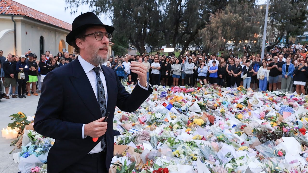 Сотни людей собрались, чтобы отдать дань уважения у мемориала в Бонди.